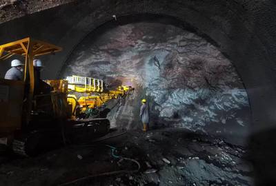 渝萬高鐵建設(shè)再傳捷報！萬州段首座八公里級長隧道提前貫通，國產(chǎn)大型機(jī)械顯神威